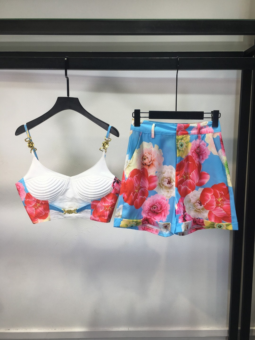 High-Quality Women’s Clothing Sets with Custom Metal Buttons and Versatile Designs - 图片 1