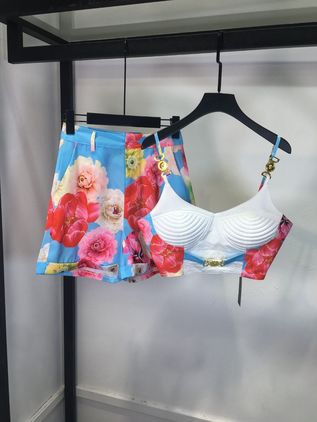 High-Quality Women’s Clothing Sets with Custom Metal Buttons and Versatile Designs - 图片 7