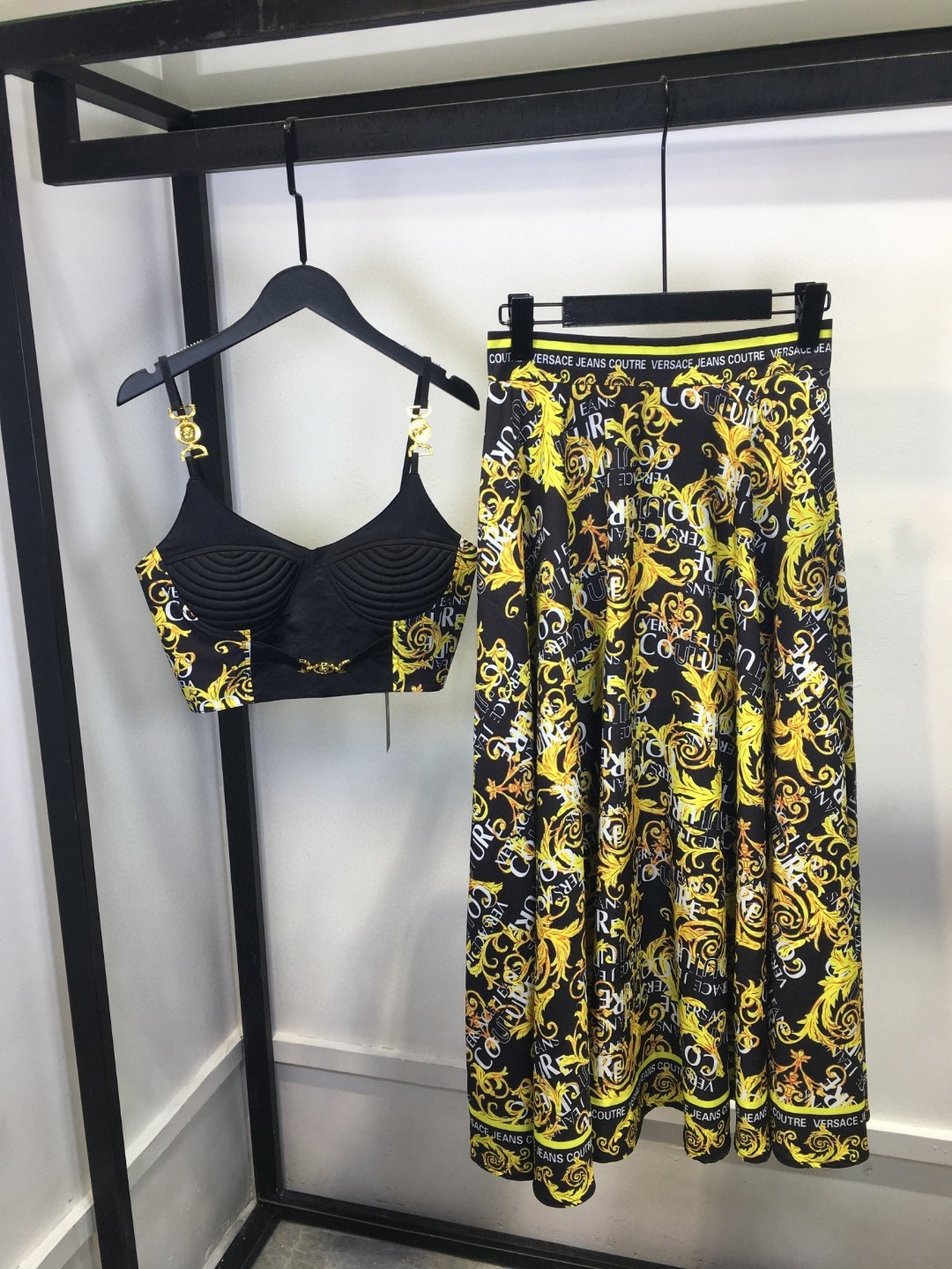 High-End Women’s Clothing Sets with Versace Packaging and Custom Metal Buttons - 图片 2