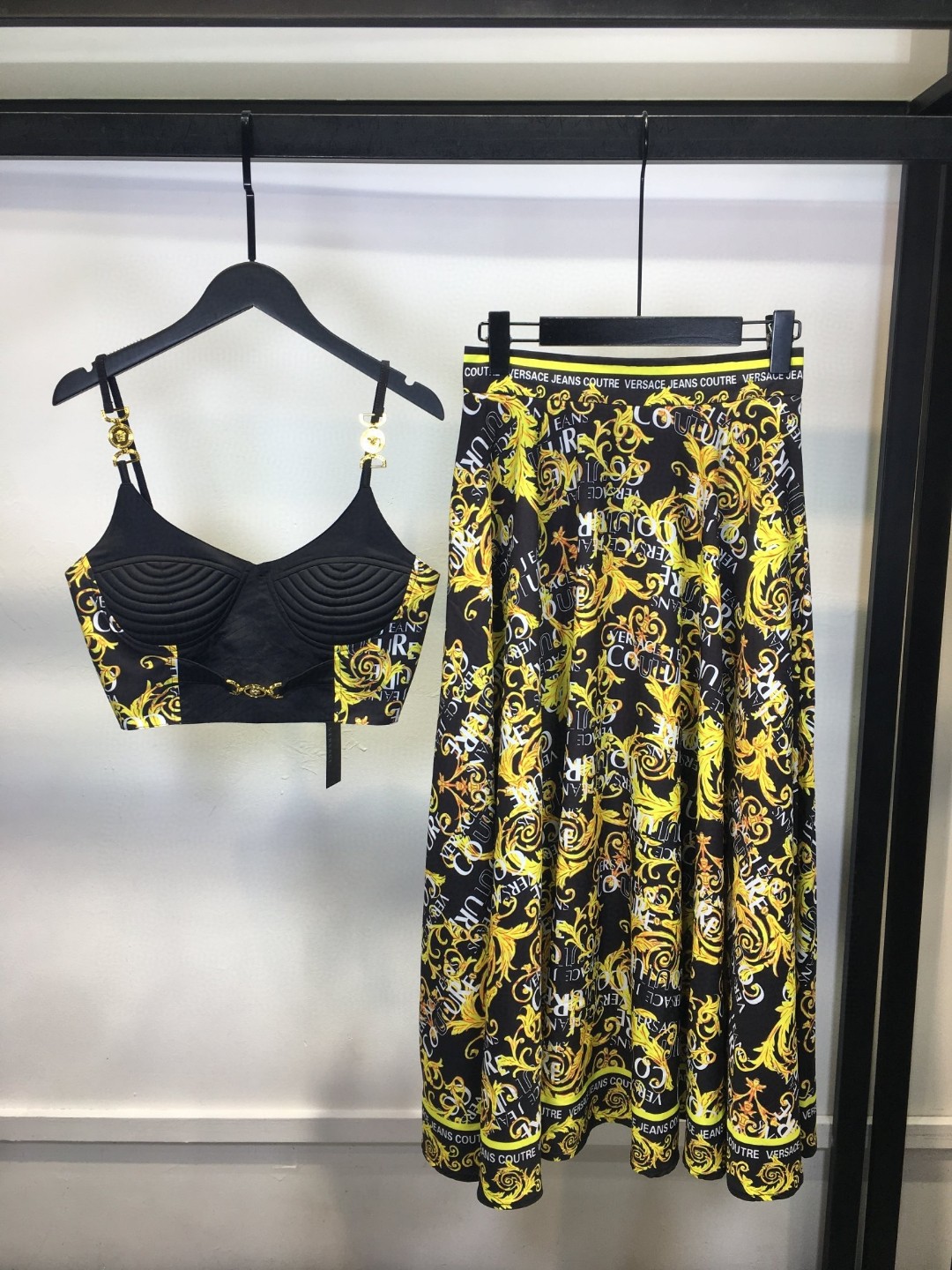 High-End Women’s Clothing Sets with Versace Packaging and Custom Metal Buttons - 图片 1