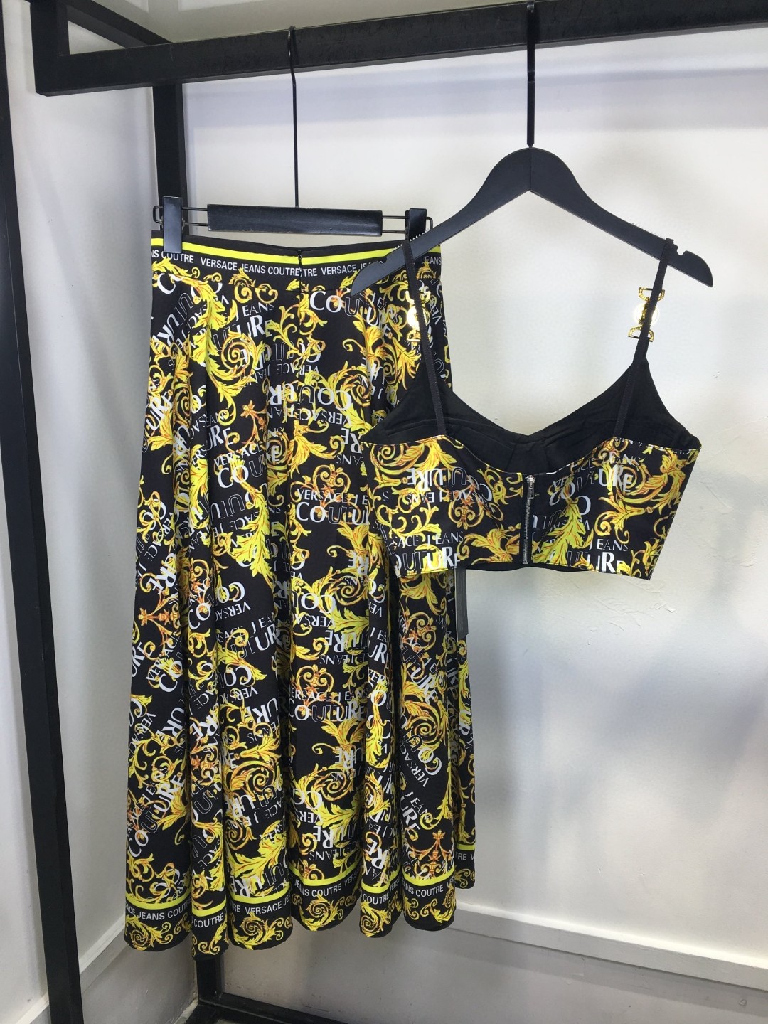 High-End Women’s Clothing Sets with Versace Packaging and Custom Metal Buttons - 图片 7