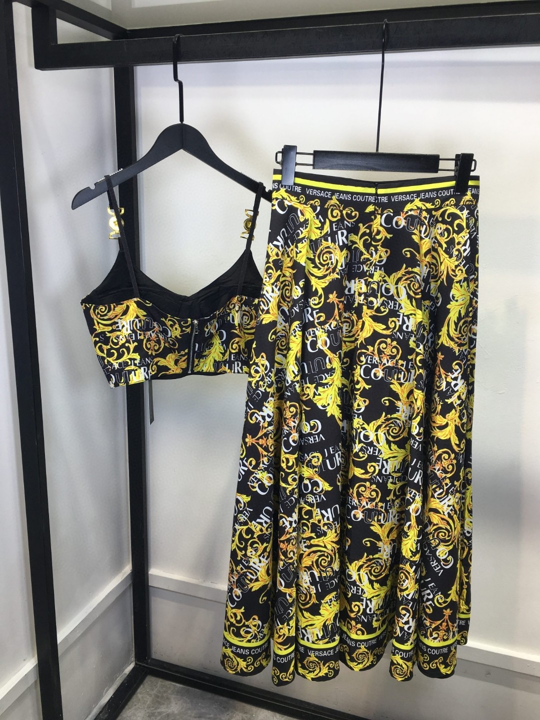 High-End Women’s Clothing Sets with Versace Packaging and Custom Metal Buttons - 图片 8
