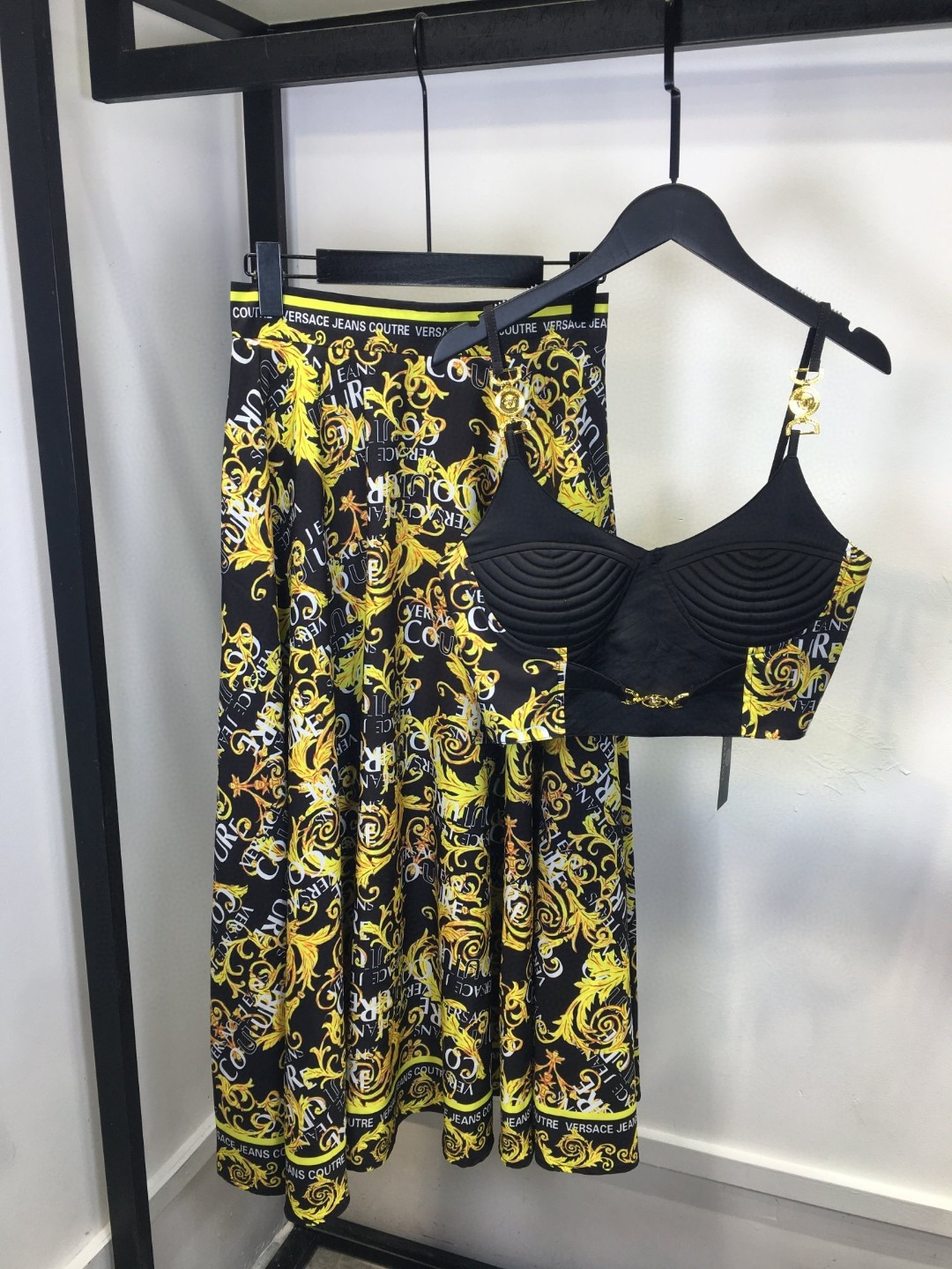 High-End Women’s Clothing Sets with Versace Packaging and Custom Metal Buttons - 图片 6