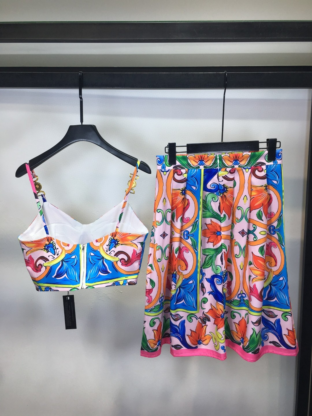 High-Quality Women’s Suits with Custom Metal Buttons and Versatile Designs - 图片 3
