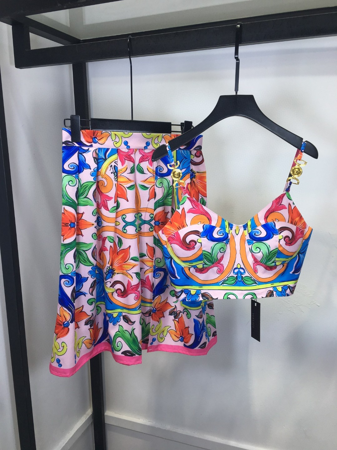 High-Quality Women’s Suits with Custom Metal Buttons and Versatile Designs - 图片 7