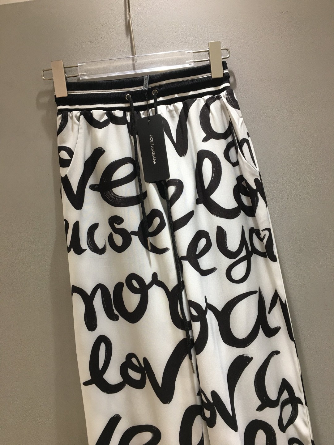 Stylish Dolce & Gabbana Women’s Clothes: High Quality and Unique Designs in Various Sizes - 图片 3