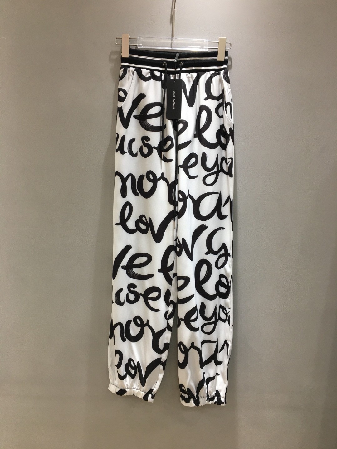 Stylish Dolce & Gabbana Women’s Clothes: High Quality and Unique Designs in Various Sizes - 图片 1
