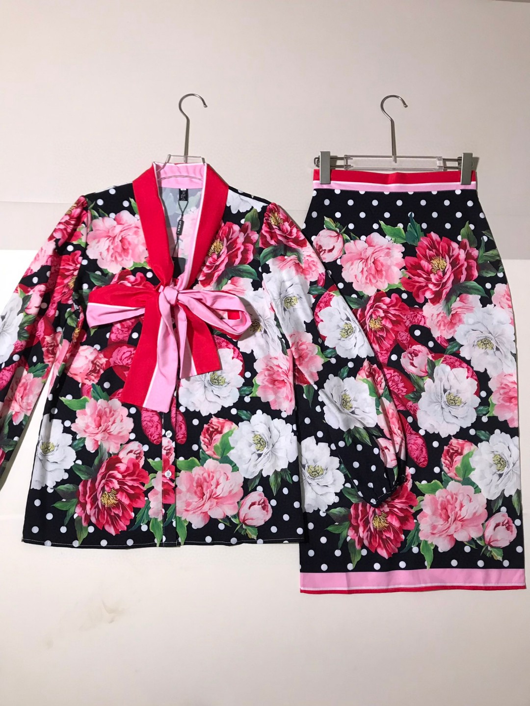 NO:821084,Suit Dolce & Gabb*ana/Dolce & Gabbana Sicilian femininity, passionate and colorful flowers, sultry and charming, contrasting trim, polka dots, peony snake print, ribbon bow, long-sleeved shirt, floral high waist and hip skirt, two-piece suit. SMLXL, Dolce & Gabbana-clothing, Dolce&Gabbana, Dolce&Gabbana, skirts, shirts,19860909套装Dolce & Gabb*ana/杜嘉*班纳 西西里女人味 热情缤纷多彩花朵撩人又魅 撞色饰边波点牡丹灵蛇印花飘带蝴蝶结长袖衬衫花卉高腰包臀半裙 套装两件套.SMLXL,杜嘉班纳-服装,Dolce&Gabbana,Dolce&Gabbana,skirts,shirts,,Women's clothing