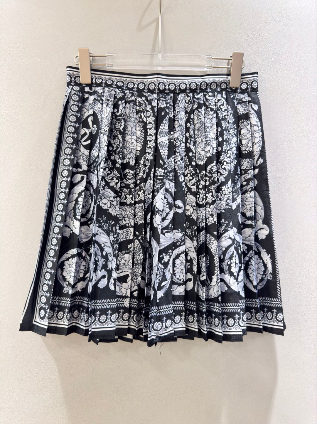 “High Quality Women’s Clothes: Versace/Vanthrotzette Black Miniskirt in Various Sizes” - 图片 1