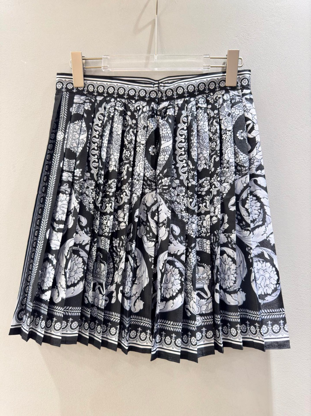 “High Quality Women’s Clothes: Versace/Vanthrotzette Black Miniskirt in Various Sizes” - 图片 2