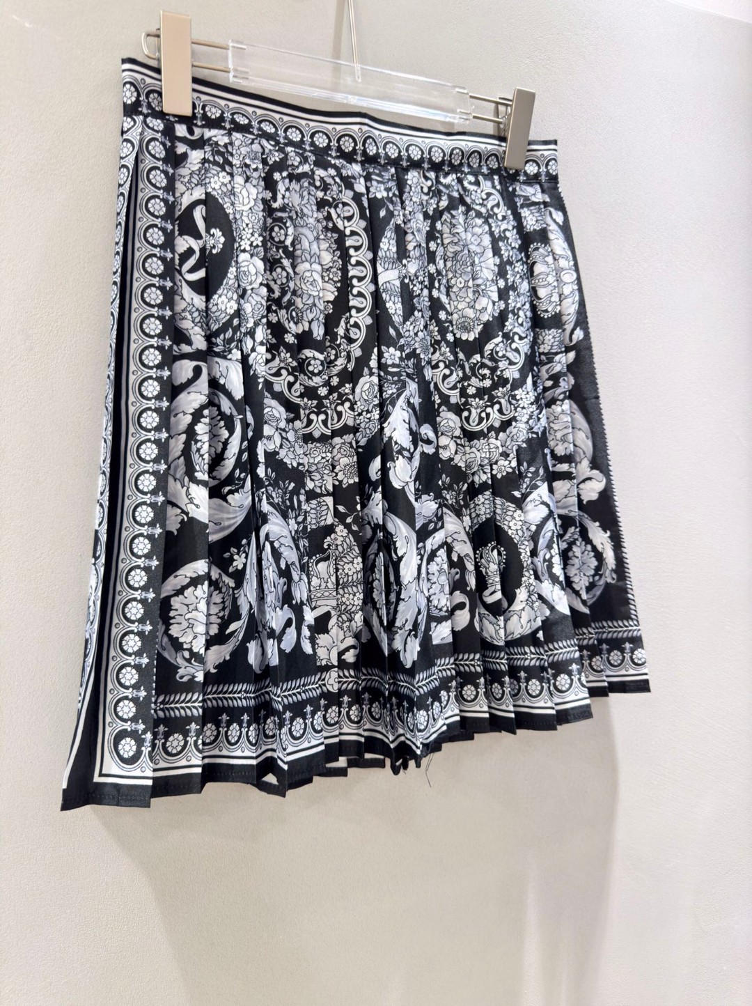 “High Quality Women’s Clothes: Versace/Vanthrotzette Black Miniskirt in Various Sizes” - 图片 5