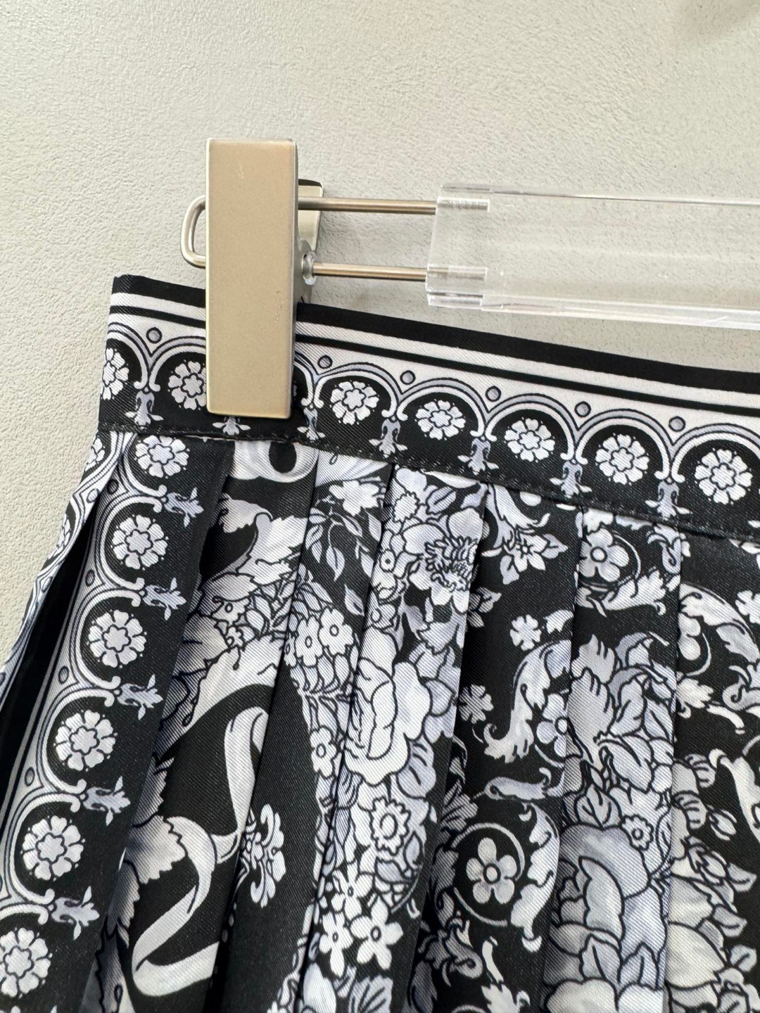 “High Quality Women’s Clothes: Versace/Vanthrotzette Black Miniskirt in Various Sizes” - 图片 3