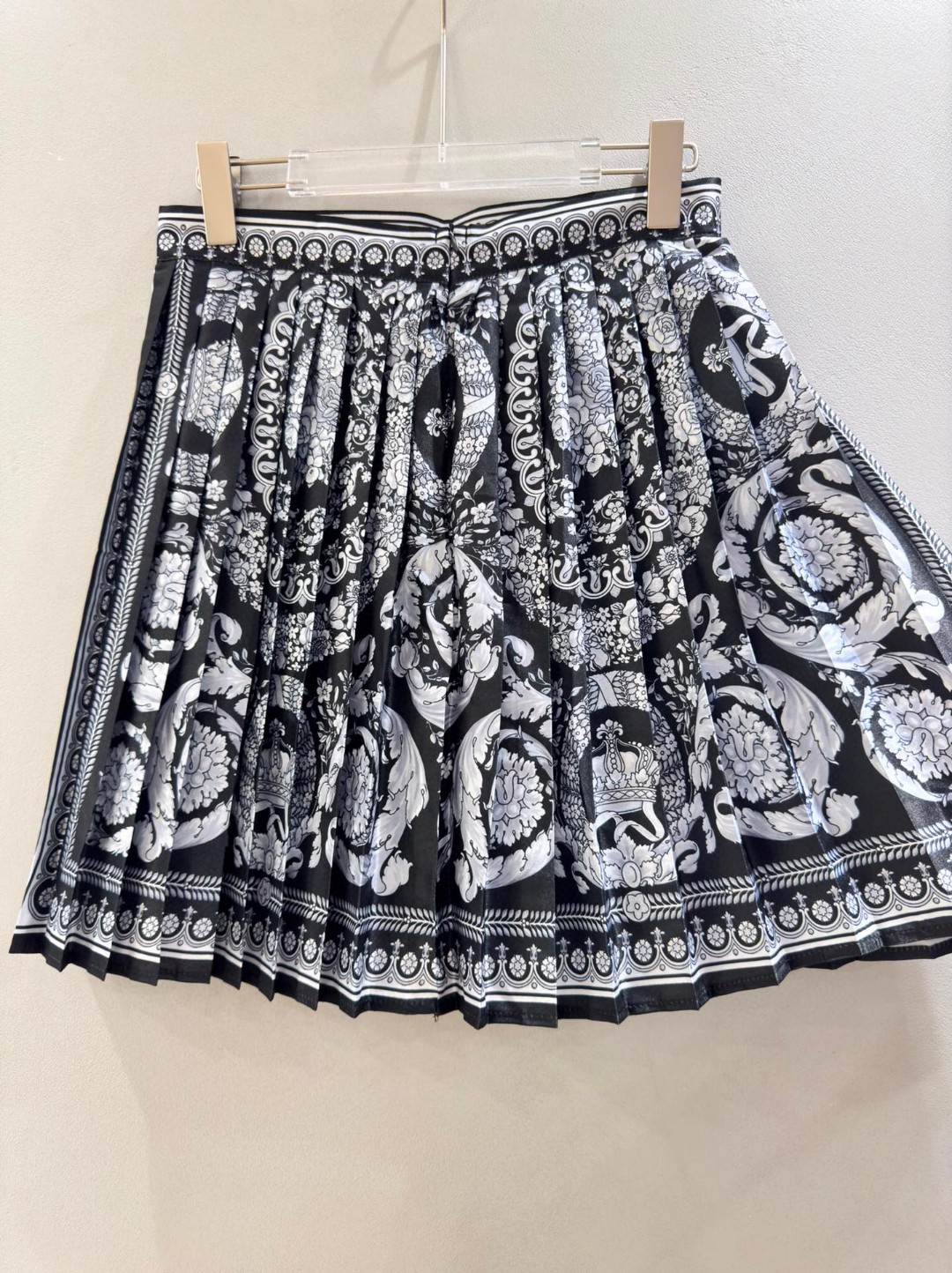 “High Quality Women’s Clothes: Versace/Vanthrotzette Black Miniskirt in Various Sizes” - 图片 8