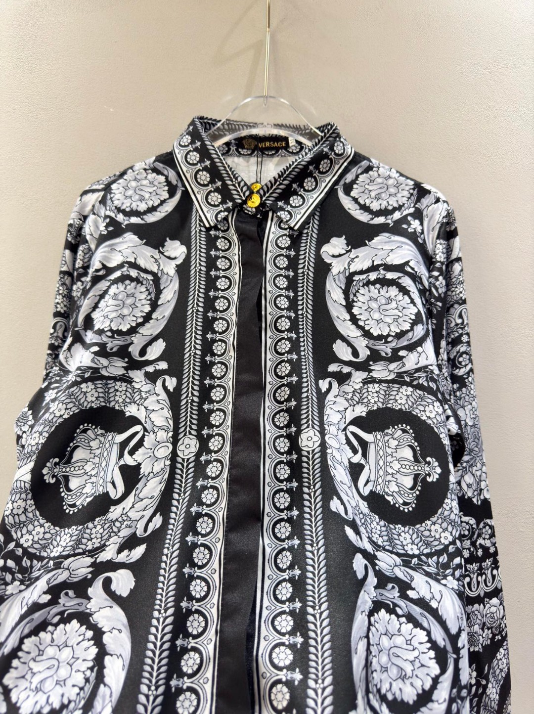 High Quality Women’s Versace/Vanthrotzette Black Barlock Long-Sleeve Recreation Shirts in Various Sizes - 图片 5