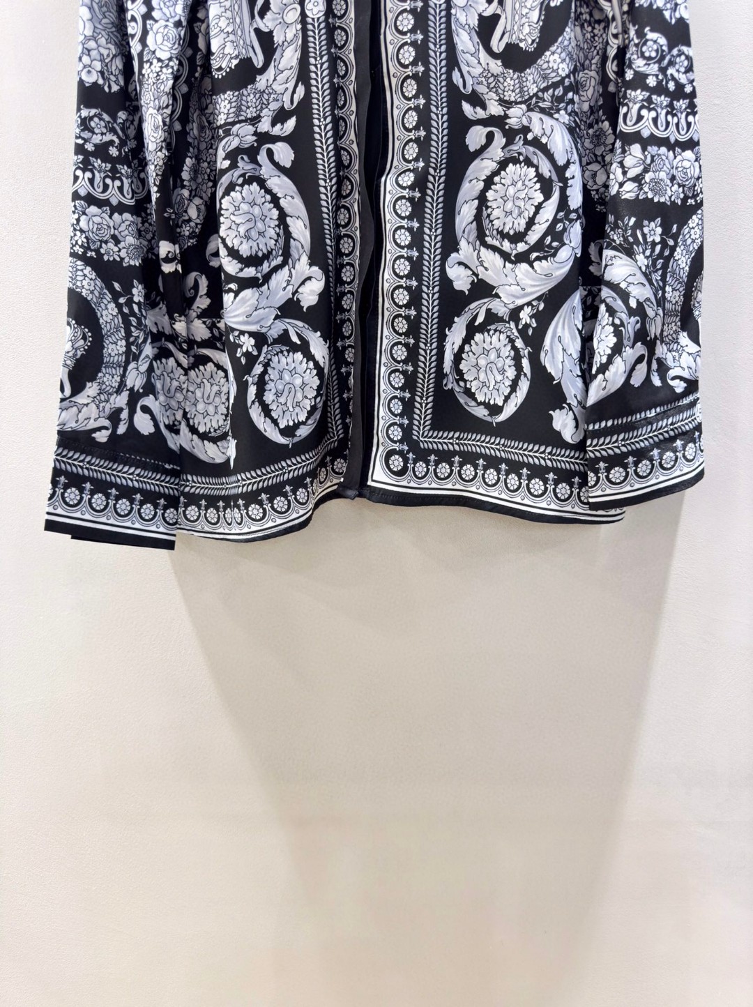 High Quality Women’s Versace/Vanthrotzette Black Barlock Long-Sleeve Recreation Shirts in Various Sizes - 图片 4