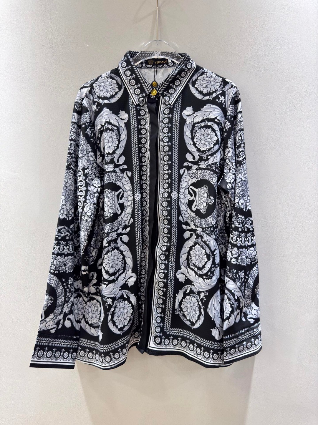 High Quality Women’s Versace/Vanthrotzette Black Barlock Long-Sleeve Recreation Shirts in Various Sizes - 图片 1