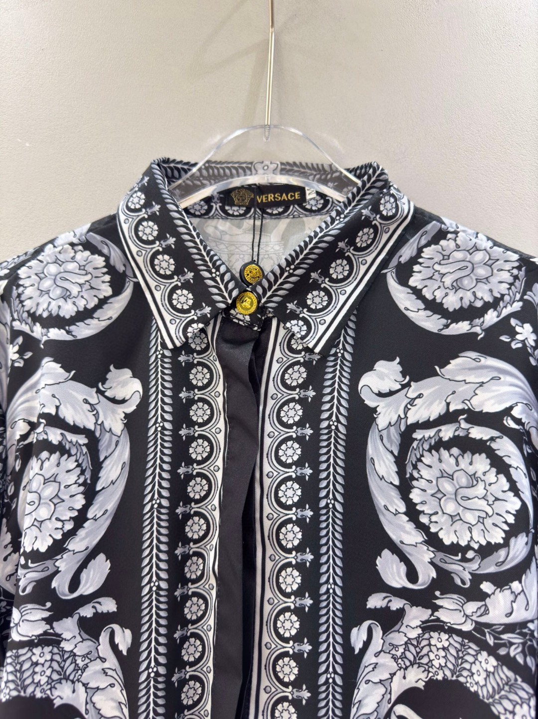 High Quality Women’s Versace/Vanthrotzette Black Barlock Long-Sleeve Recreation Shirts in Various Sizes - 图片 3