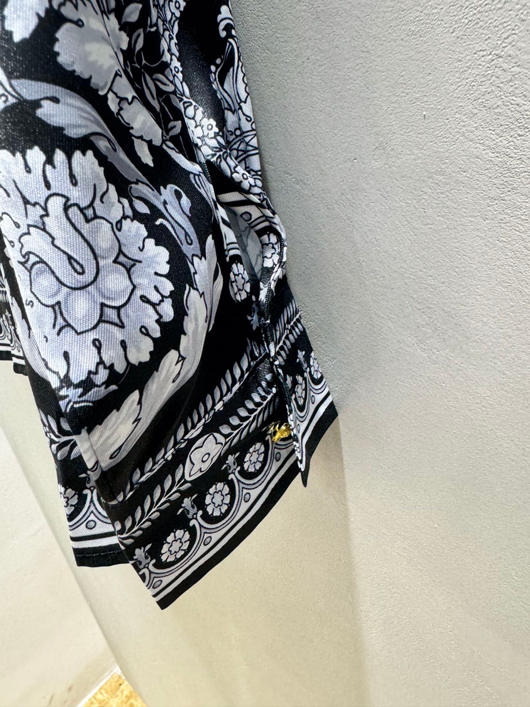 High Quality Women’s Versace/Vanthrotzette Black Barlock Long-Sleeve Recreation Shirts in Various Sizes - 图片 8