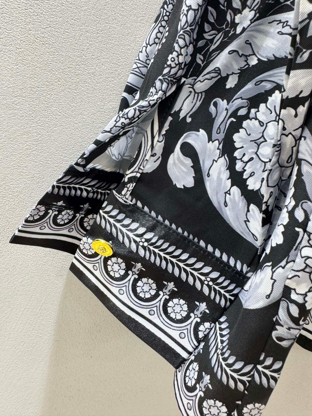 High Quality Women’s Versace/Vanthrotzette Black Barlock Long-Sleeve Recreation Shirts in Various Sizes - 图片 7