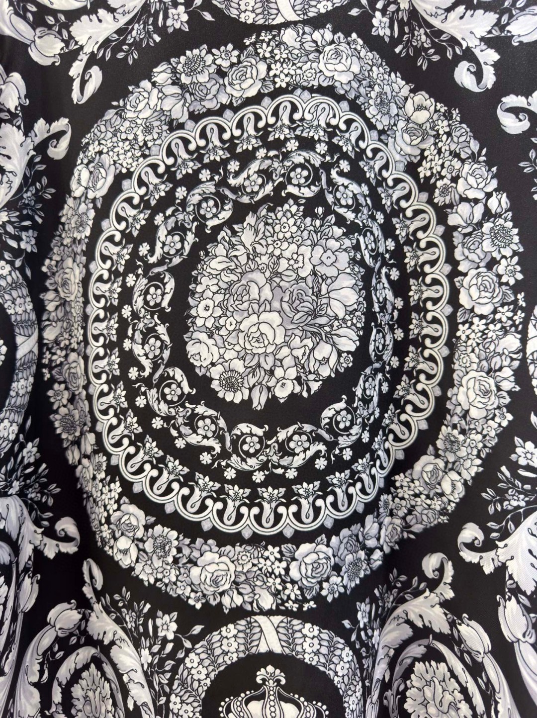 High Quality Women’s Versace/Vanthrotzette Black Barlock Long-Sleeve Recreation Shirts in Various Sizes - 图片 6