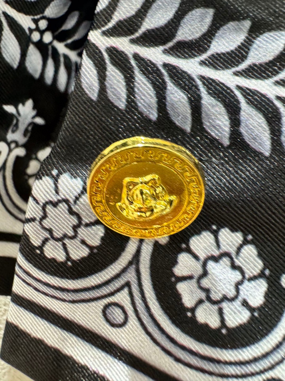 High Quality Women’s Versace/Vanthrotzette Black Barlock Long-Sleeve Recreation Shirts in Various Sizes - 图片 9