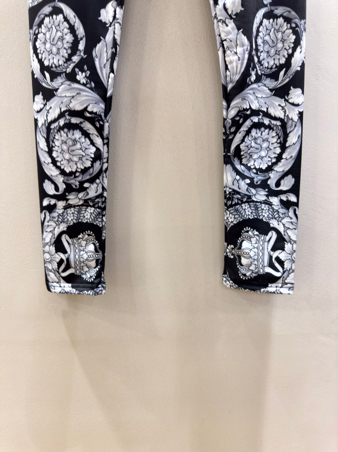 High-End Versace Women’s Dress with Black Barlocks and Shorts in Various Sizes - 图片 4