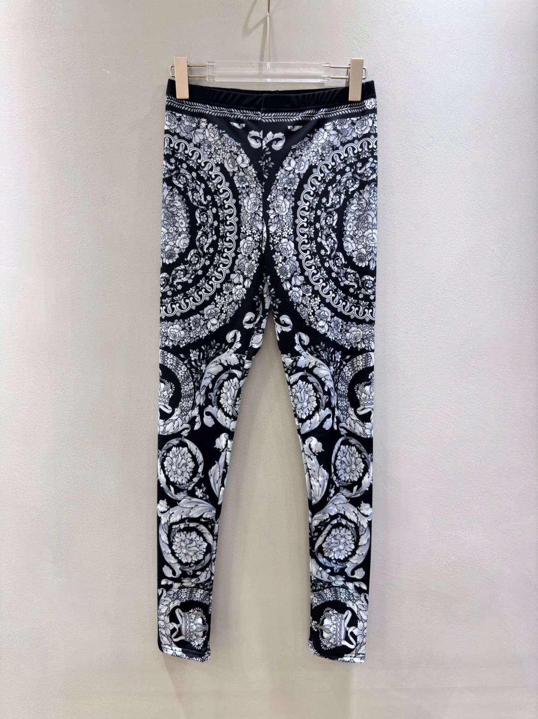 High-End Versace Women’s Dress with Black Barlocks and Shorts in Various Sizes - 图片 1