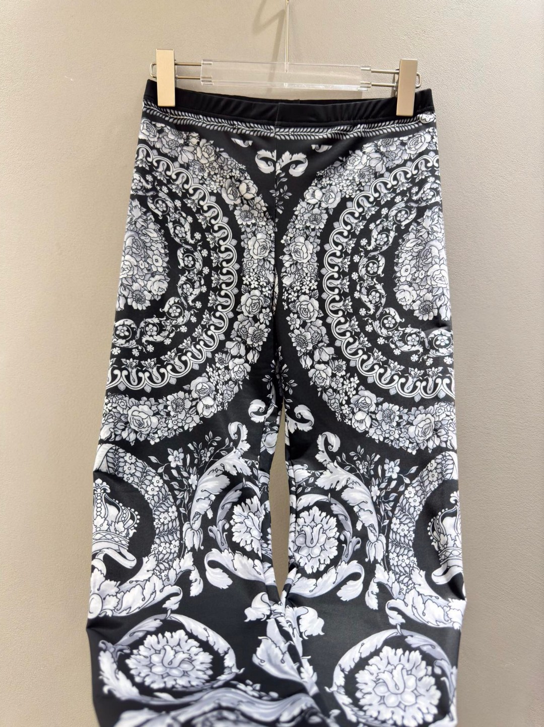 High-End Versace Women’s Dress with Black Barlocks and Shorts in Various Sizes - 图片 5