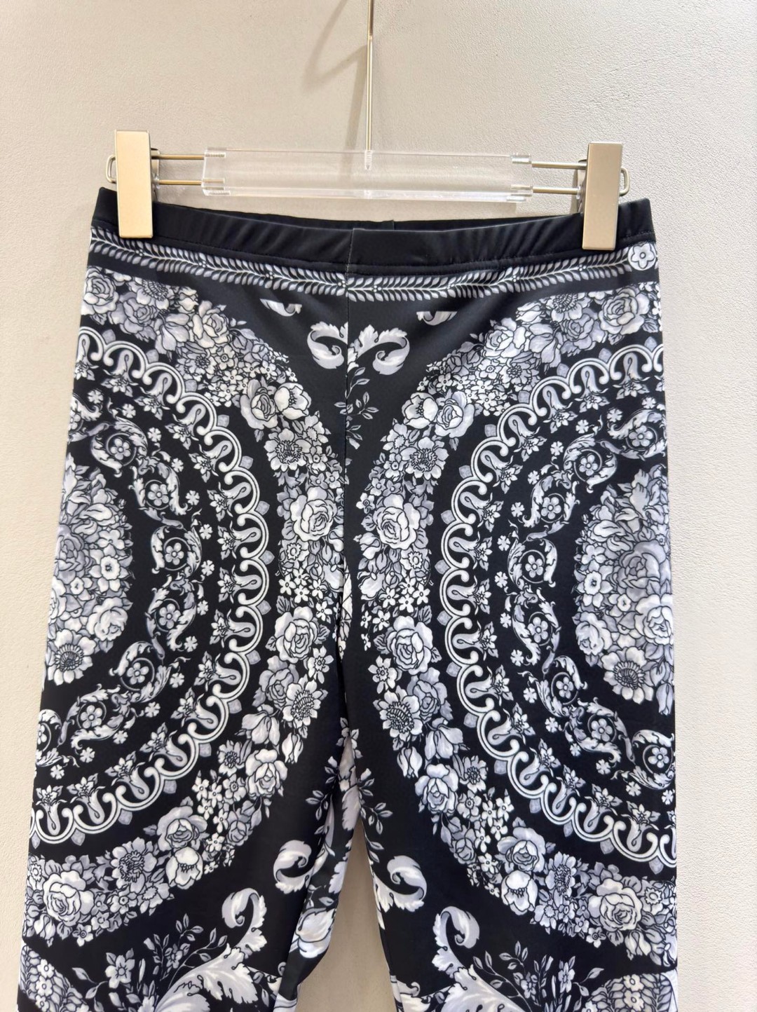 High-End Versace Women’s Dress with Black Barlocks and Shorts in Various Sizes - 图片 3