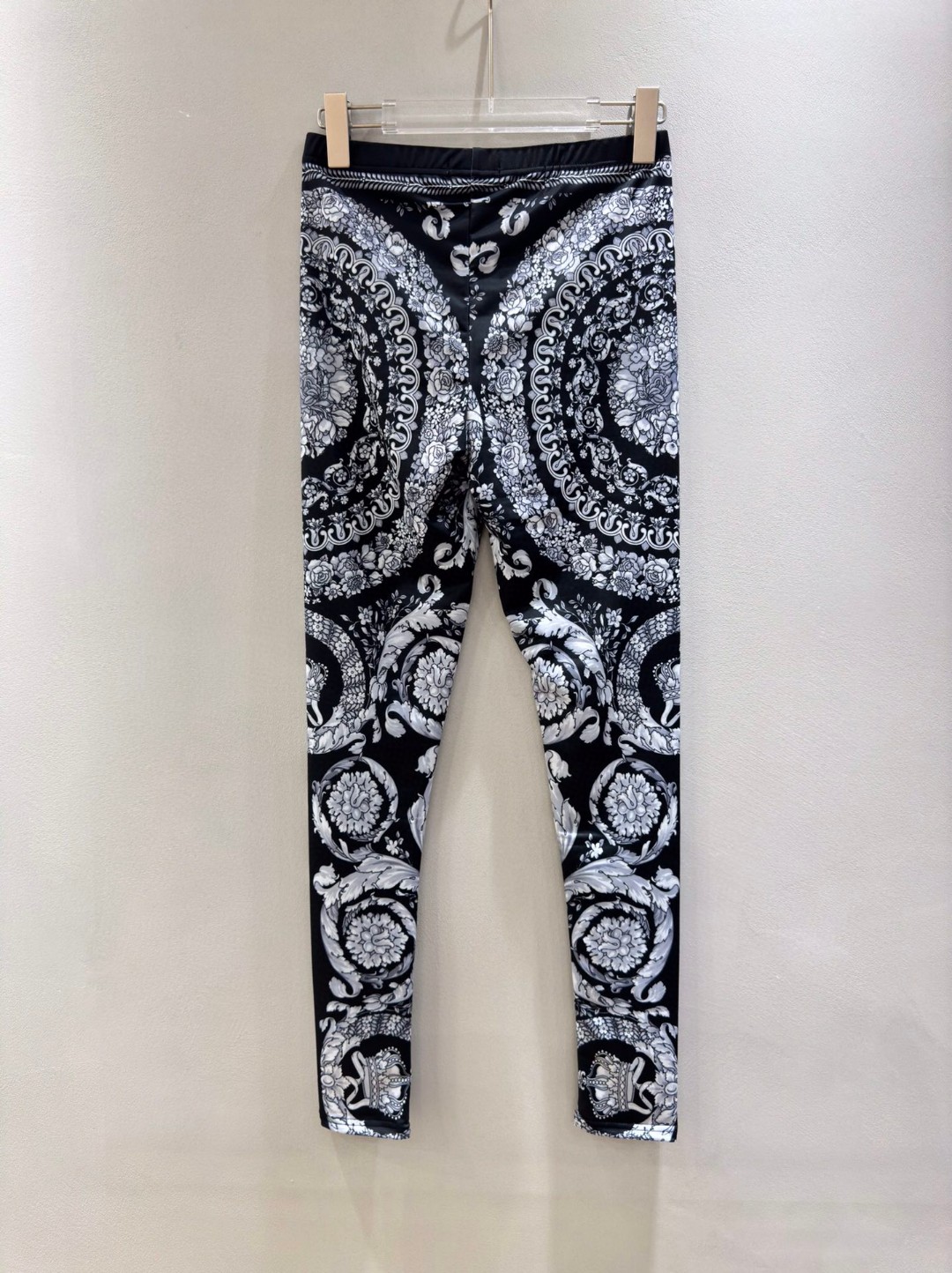 High-End Versace Women’s Dress with Black Barlocks and Shorts in Various Sizes - 图片 2