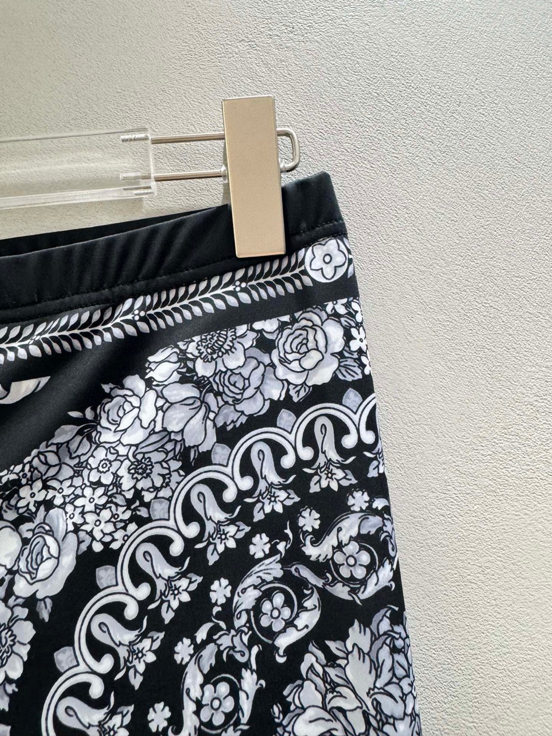 High-End Versace Women’s Dress with Black Barlocks and Shorts in Various Sizes - 图片 8