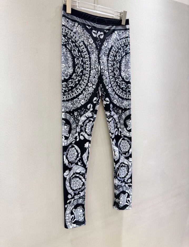 High-End Versace Women’s Dress with Black Barlocks and Shorts in Various Sizes - 图片 9