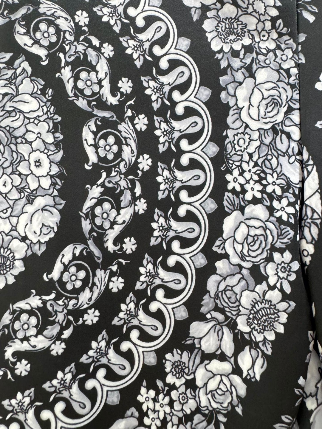 High-End Versace Women’s Dress with Black Barlocks and Shorts in Various Sizes - 图片 6