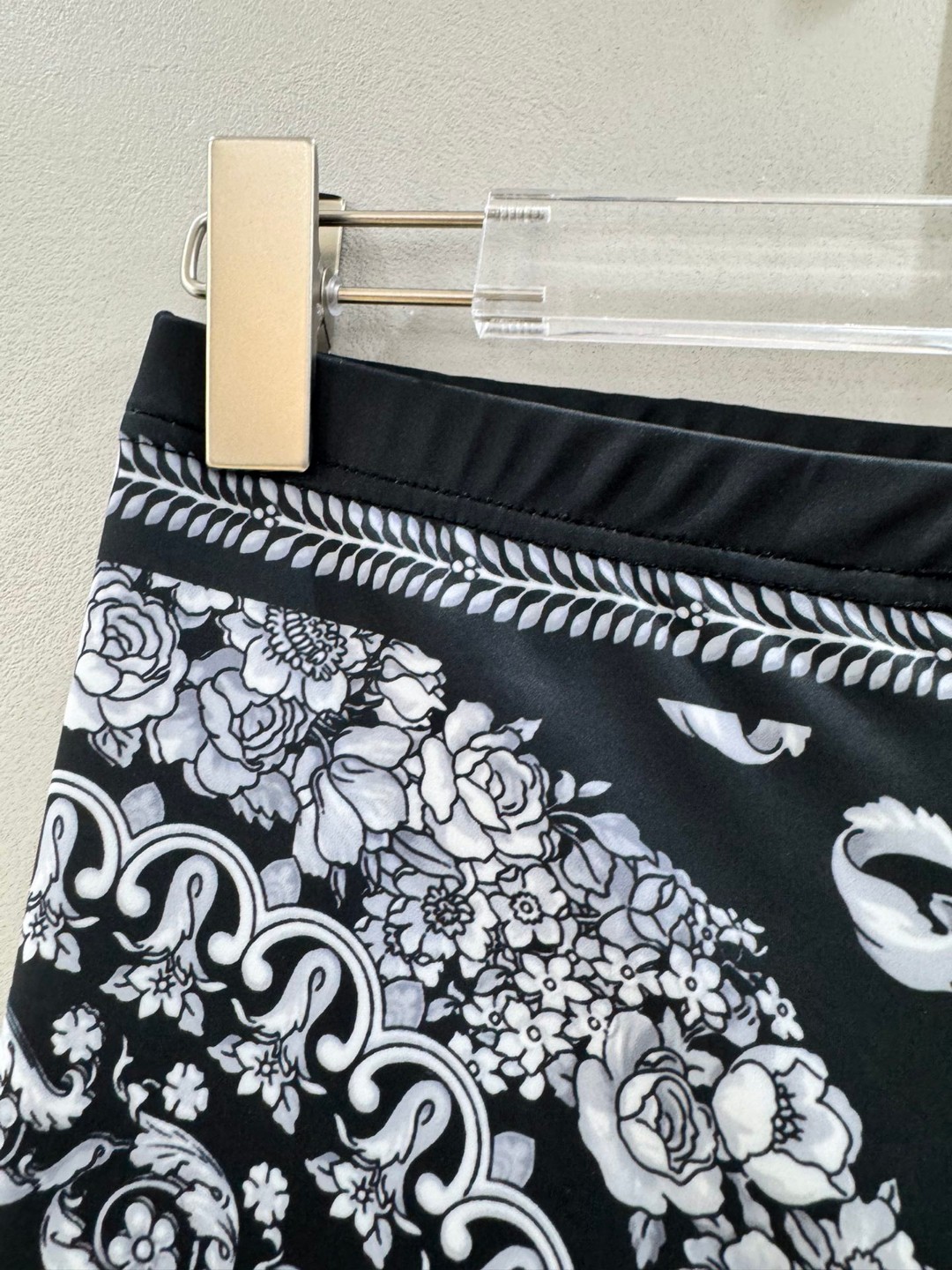 High-End Versace Women’s Dress with Black Barlocks and Shorts in Various Sizes - 图片 7