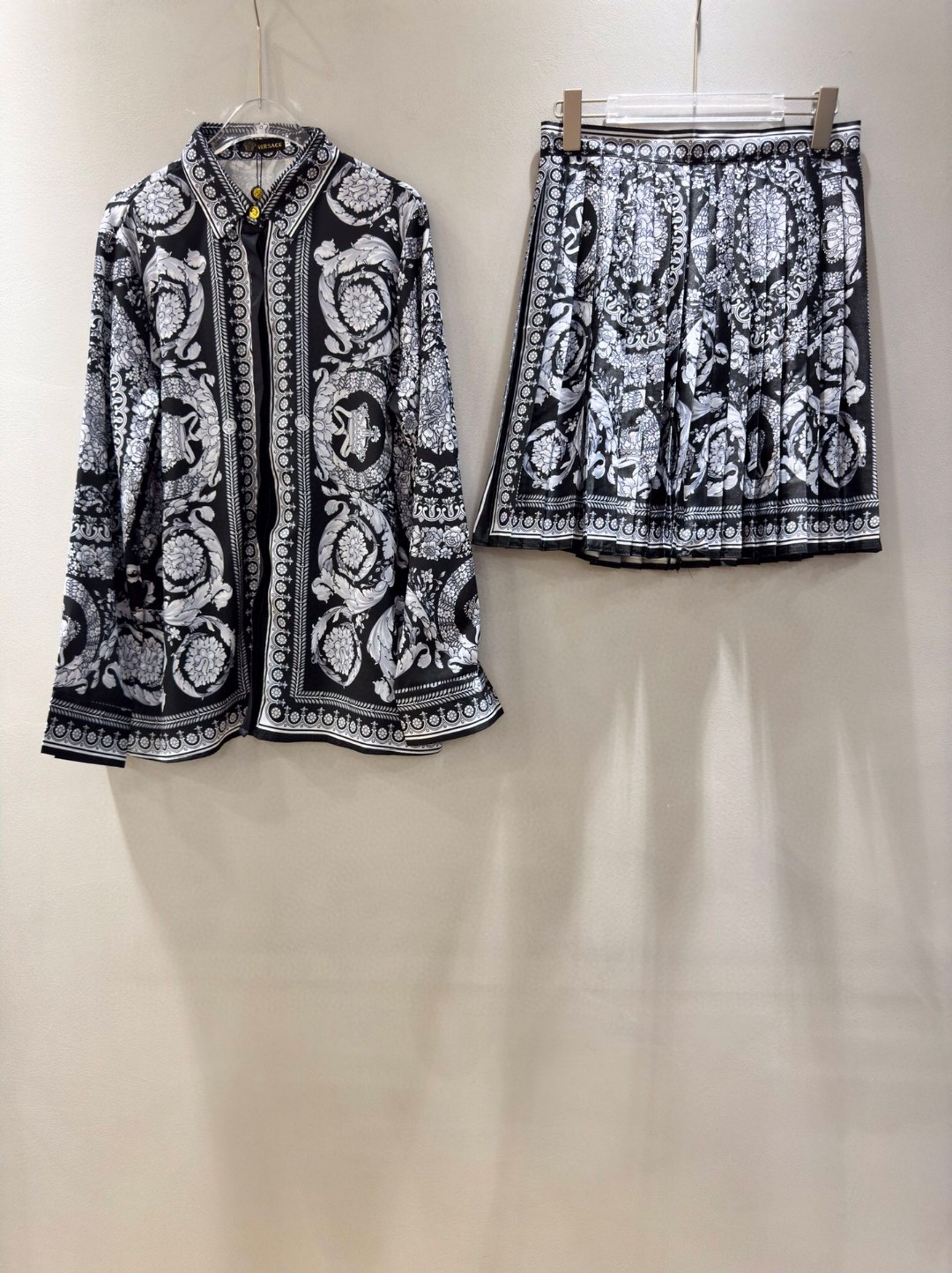 Versace/Vanthrotzette Women’s Clothing Set: Long-sleeved Shirt, Mini-skirt, SMLXL Sizes - 图片 1