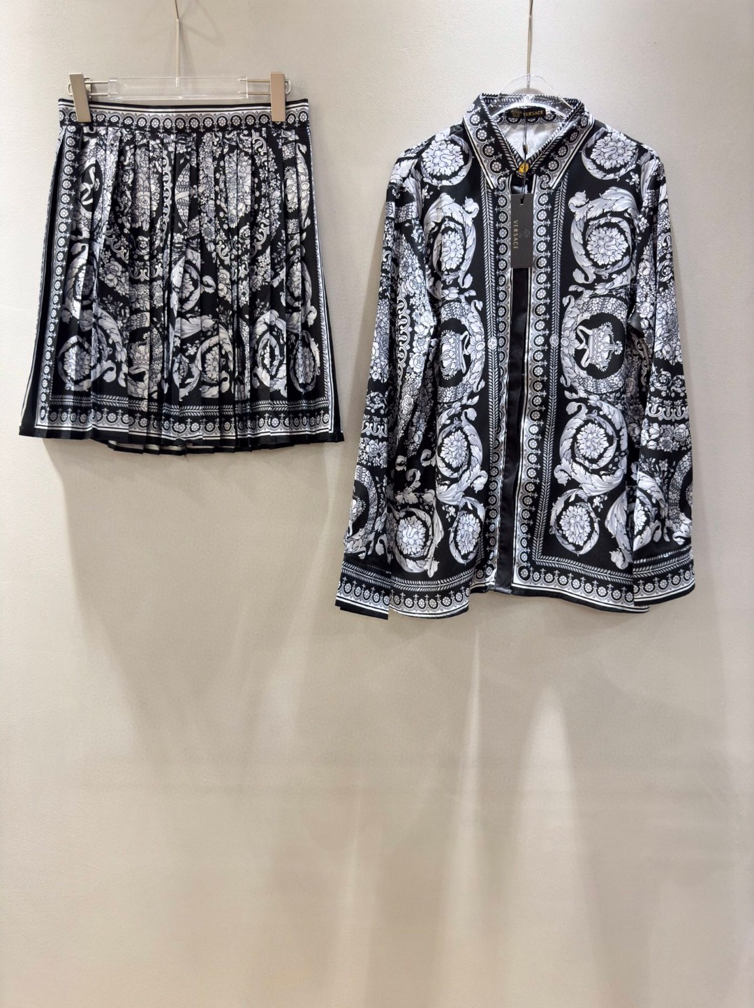 Versace/Vanthrotzette Women’s Clothing Set: Long-sleeved Shirt, Mini-skirt, SMLXL Sizes - 图片 2