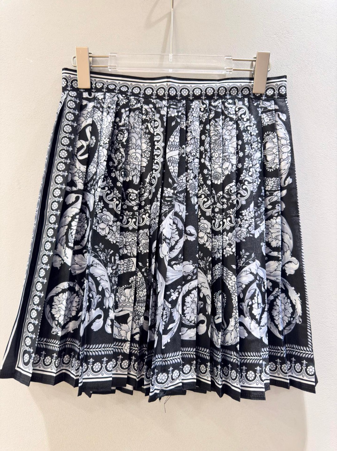 Versace/Vanthrotzette Women’s Clothing Set: Long-sleeved Shirt, Mini-skirt, SMLXL Sizes - 图片 5