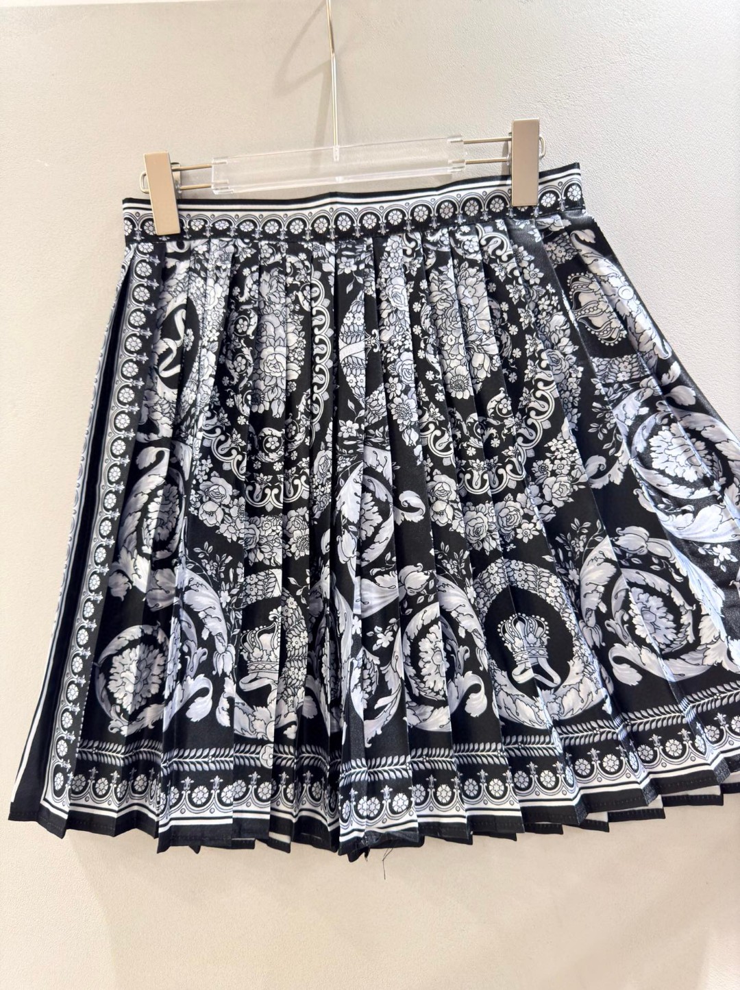 Versace/Vanthrotzette Women’s Clothing Set: Long-sleeved Shirt, Mini-skirt, SMLXL Sizes - 图片 8