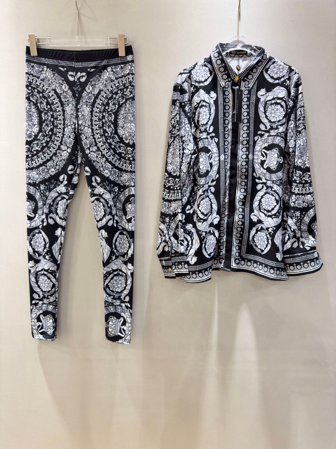 High-Quality Women’s Clothing Sets by Versace/Vanthrotzette with Black-Depressed Design and Multiple Sizes - 图片 2