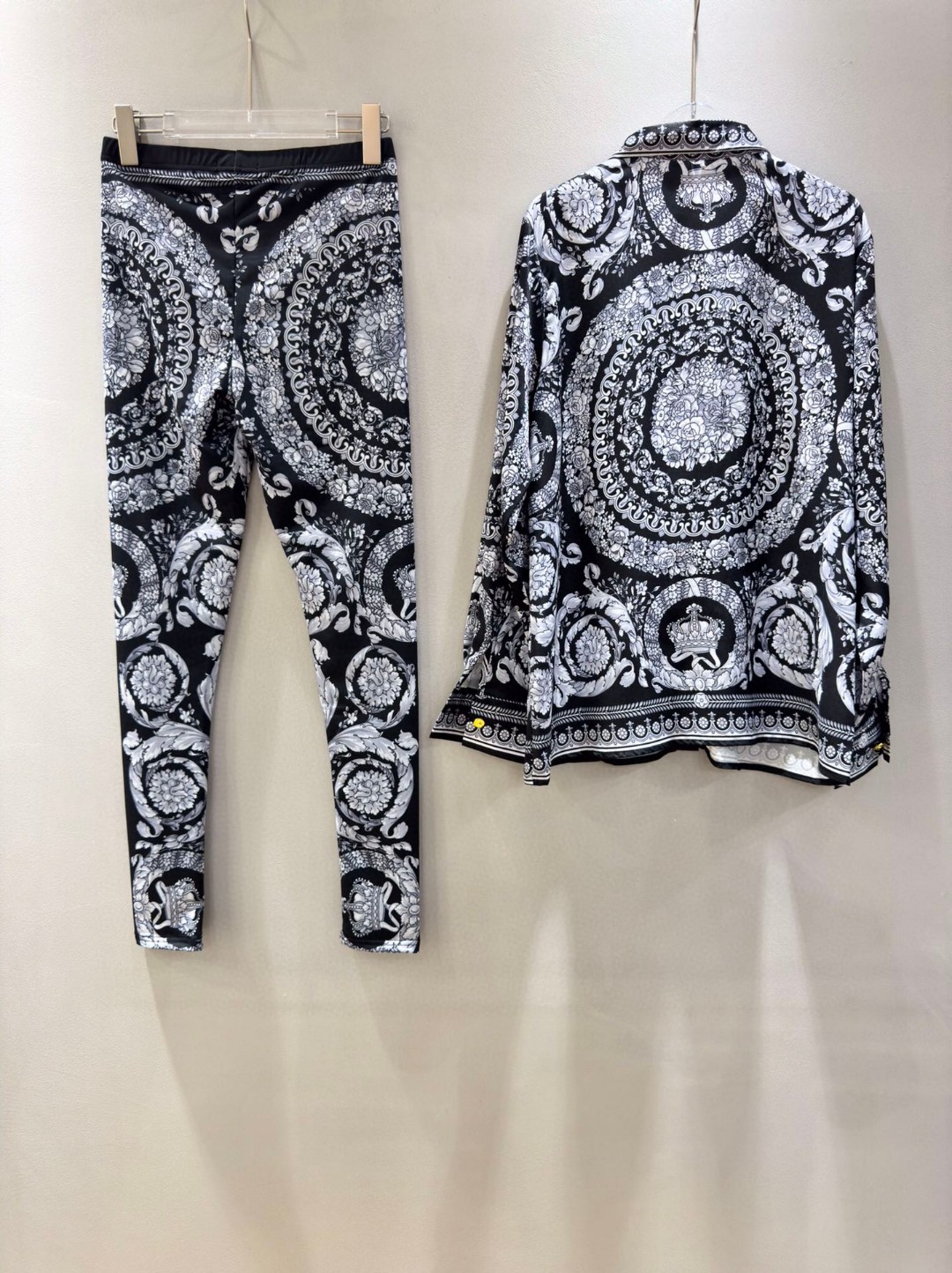 High-Quality Women’s Clothing Sets by Versace/Vanthrotzette with Black-Depressed Design and Multiple Sizes - 图片 3