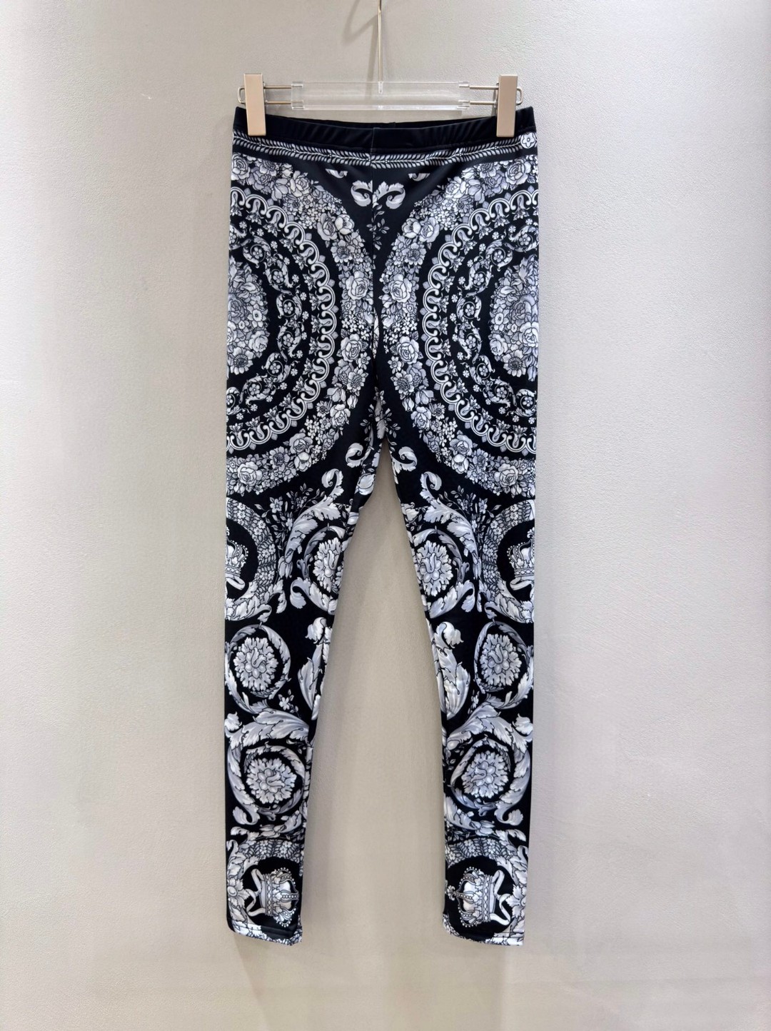 High-Quality Women’s Clothing Sets by Versace/Vanthrotzette with Black-Depressed Design and Multiple Sizes - 图片 5