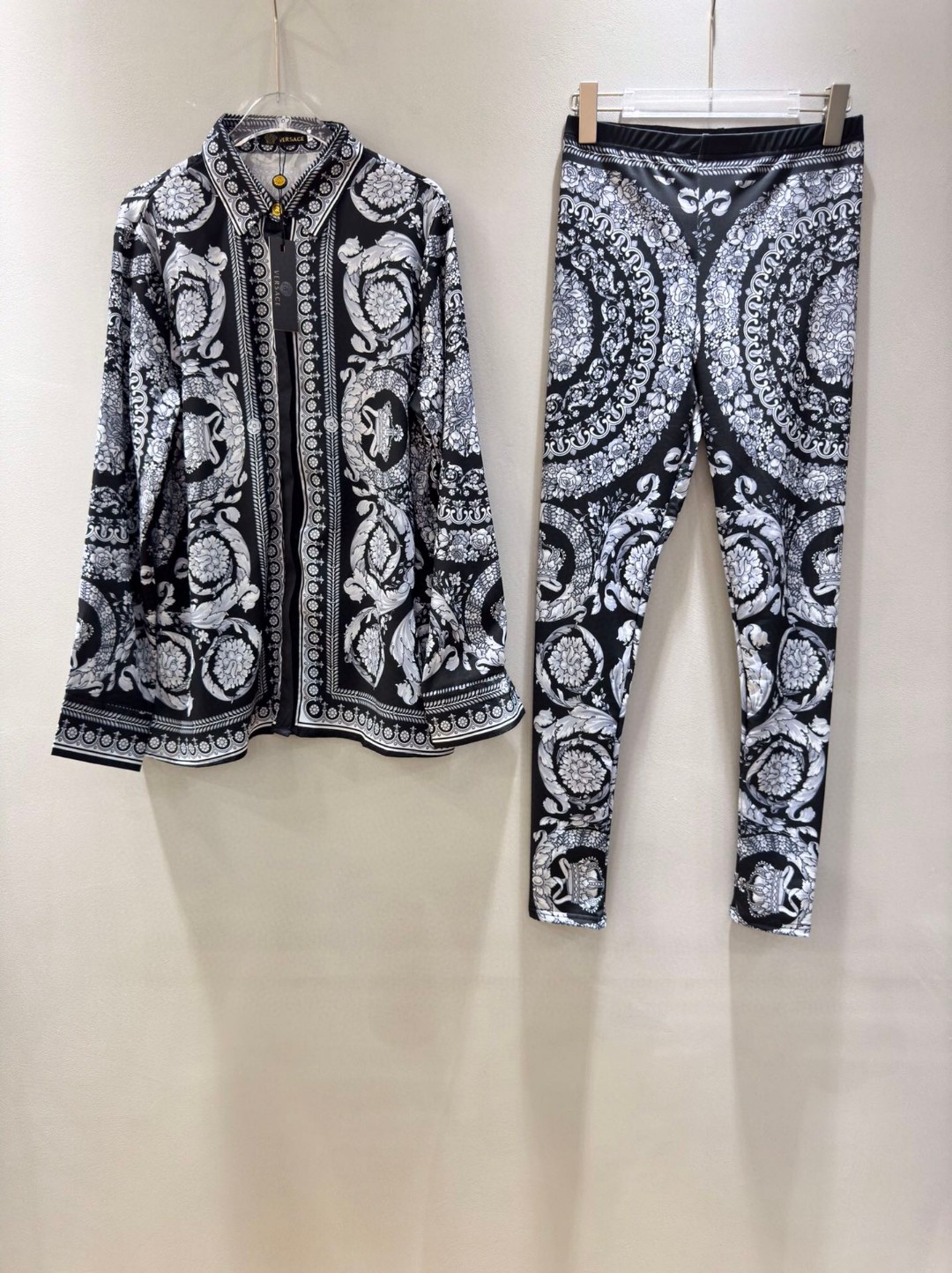 High-Quality Women’s Clothing Sets by Versace/Vanthrotzette with Black-Depressed Design and Multiple Sizes