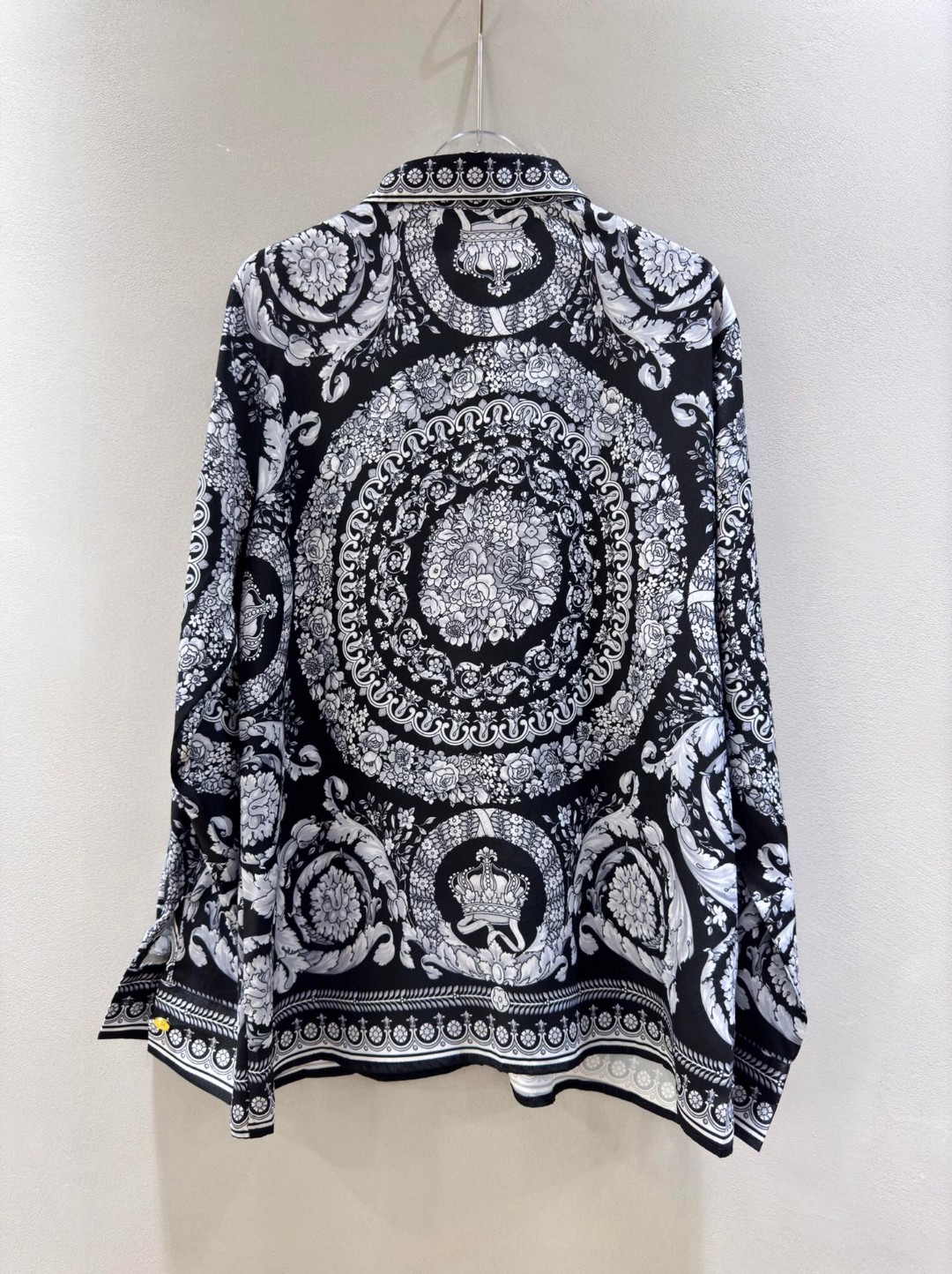 High-Quality Women’s Clothing Sets by Versace/Vanthrotzette with Black-Depressed Design and Multiple Sizes - 图片 6