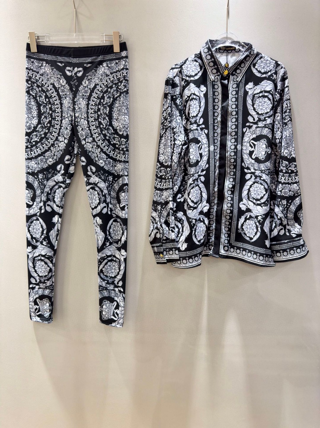 High-Quality Women’s Clothing Sets by Versace/Vanthrotzette with Black-Depressed Design and Multiple Sizes - 图片 7