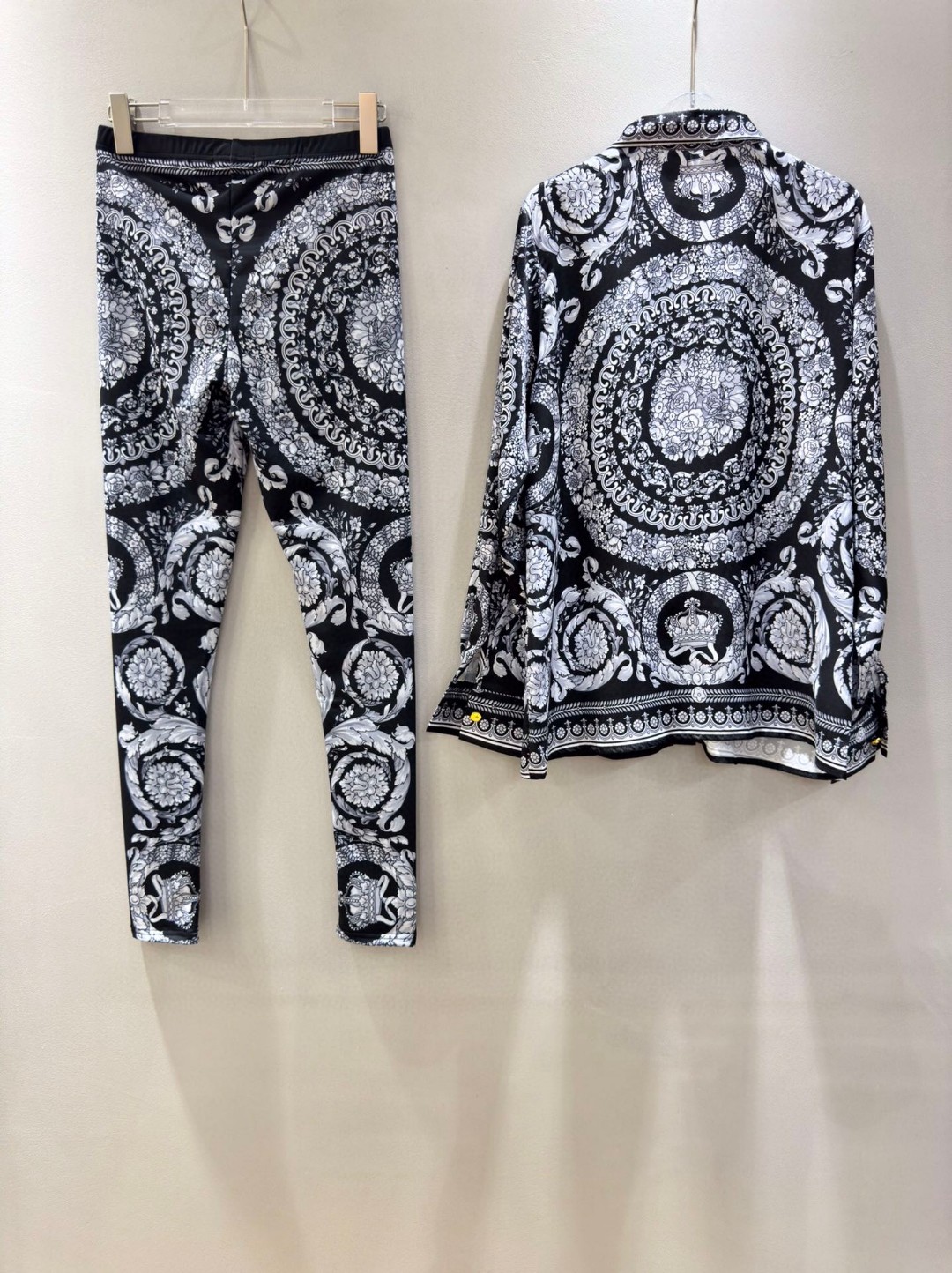 High-Quality Women’s Clothing Sets by Versace/Vanthrotzette with Black-Depressed Design and Multiple Sizes - 图片 9