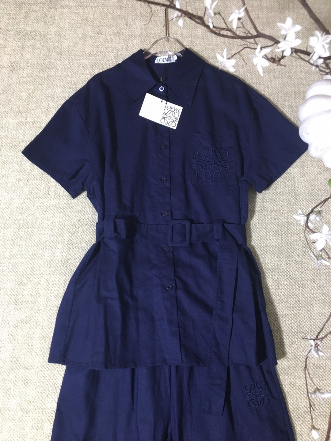 High-End Women’s Suit with Embroidered Short-Sleeved Shirt and Thongs in Various Sizes - 图片 4