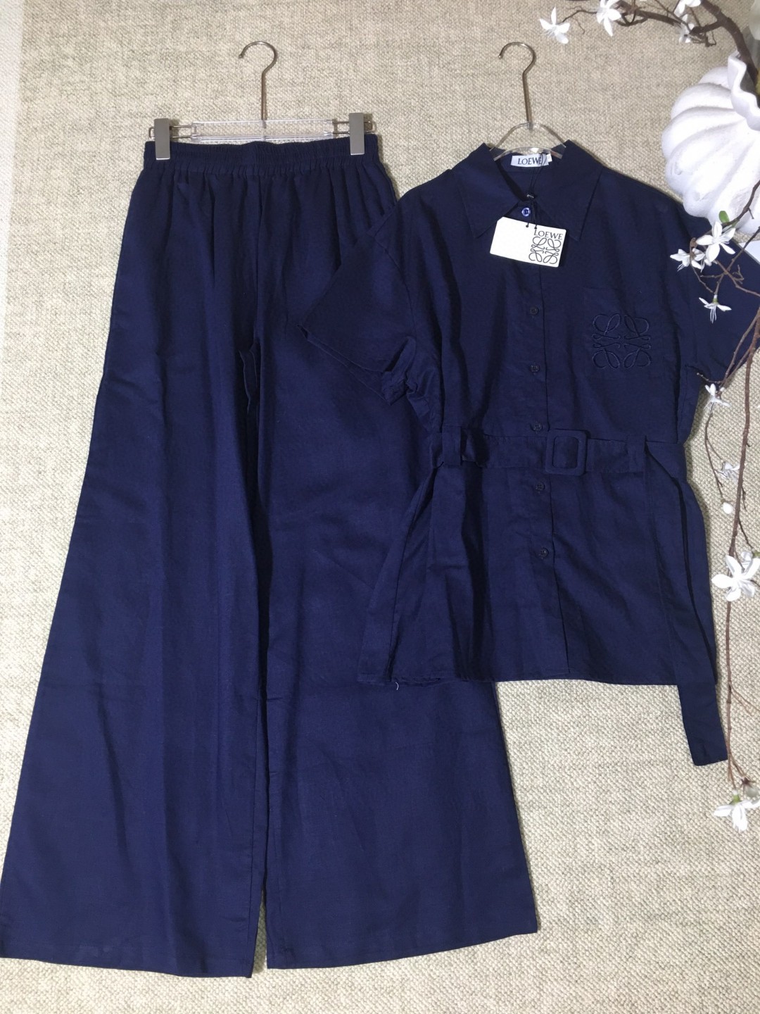 High-End Women’s Suit with Embroidered Short-Sleeved Shirt and Thongs in Various Sizes - 图片 2