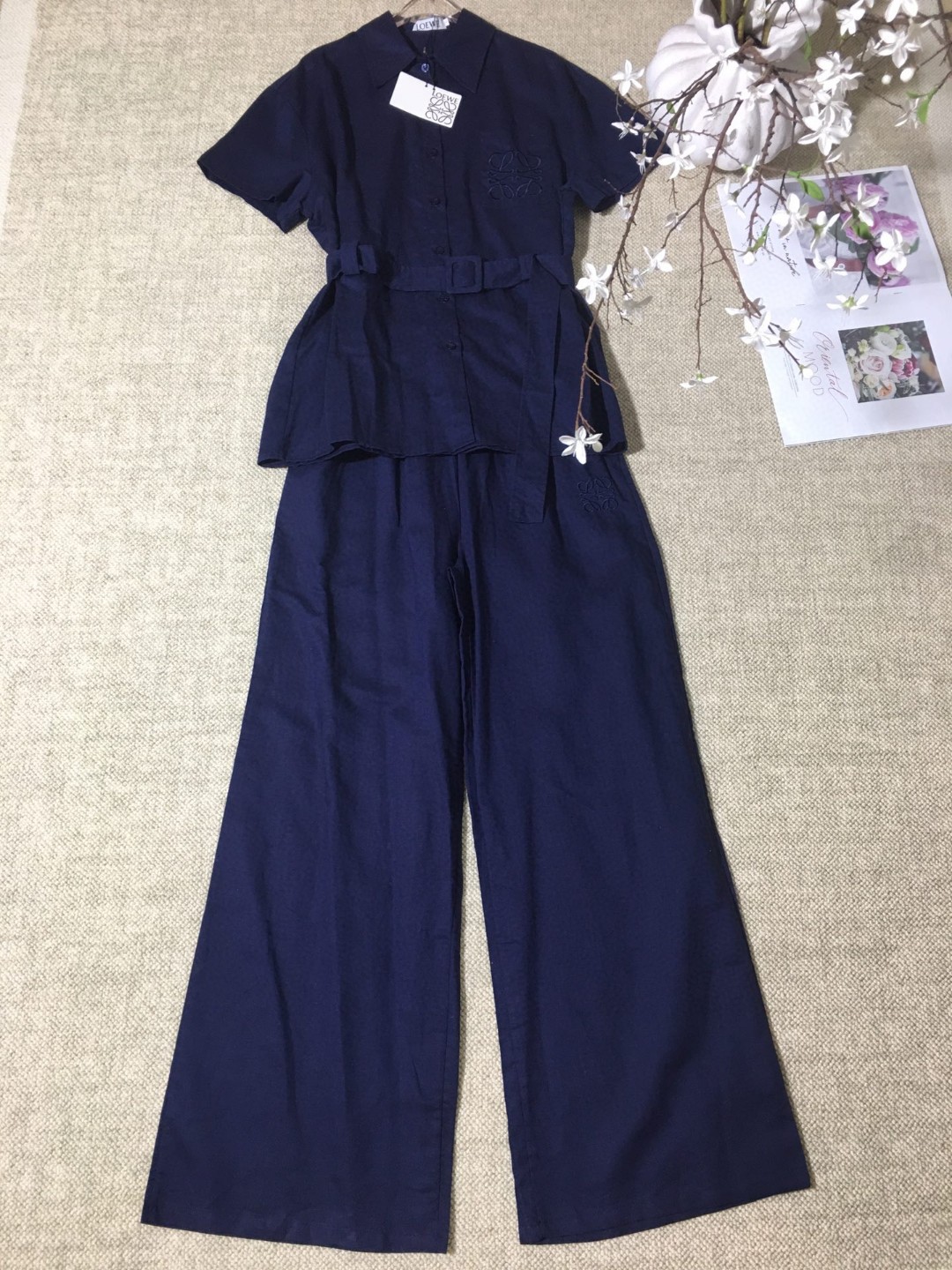 High-End Women’s Suit with Embroidered Short-Sleeved Shirt and Thongs in Various Sizes - 图片 3