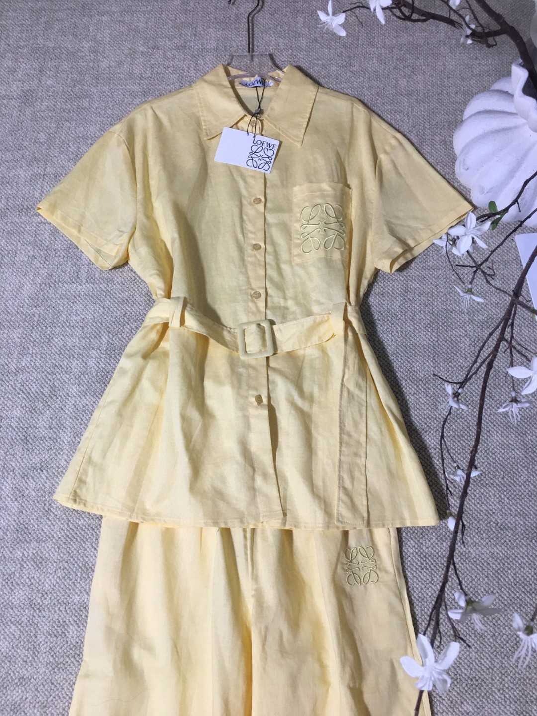 High-End Women’s Suit with Embroidered Short-Sleeve Shirt and Thongs in Various Sizes - 图片 4