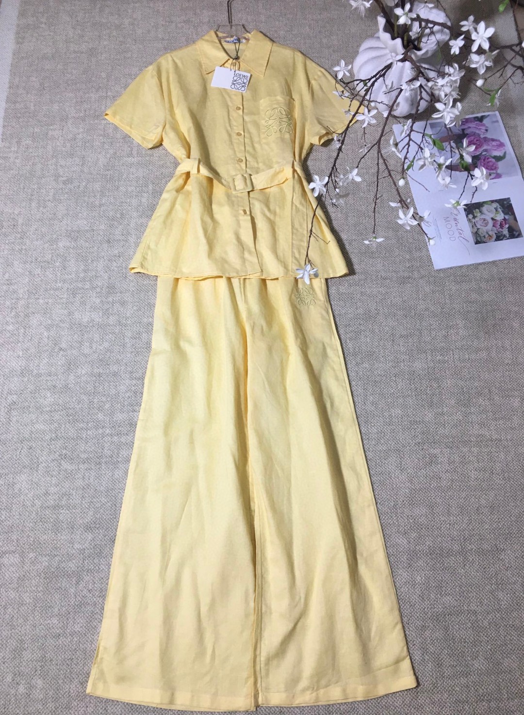 High-End Women’s Suit with Embroidered Short-Sleeve Shirt and Thongs in Various Sizes - 图片 3